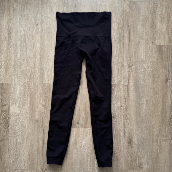 Spanx Leggings seamless front and back double side seam detail, Medium - Picture 3 of 4